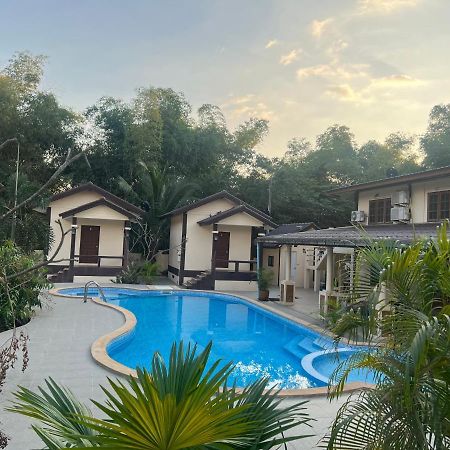 אוטאי תאני Sunray Guesthouse สุนันท์บ้านพักริมคลอง מראה חיצוני תמונה